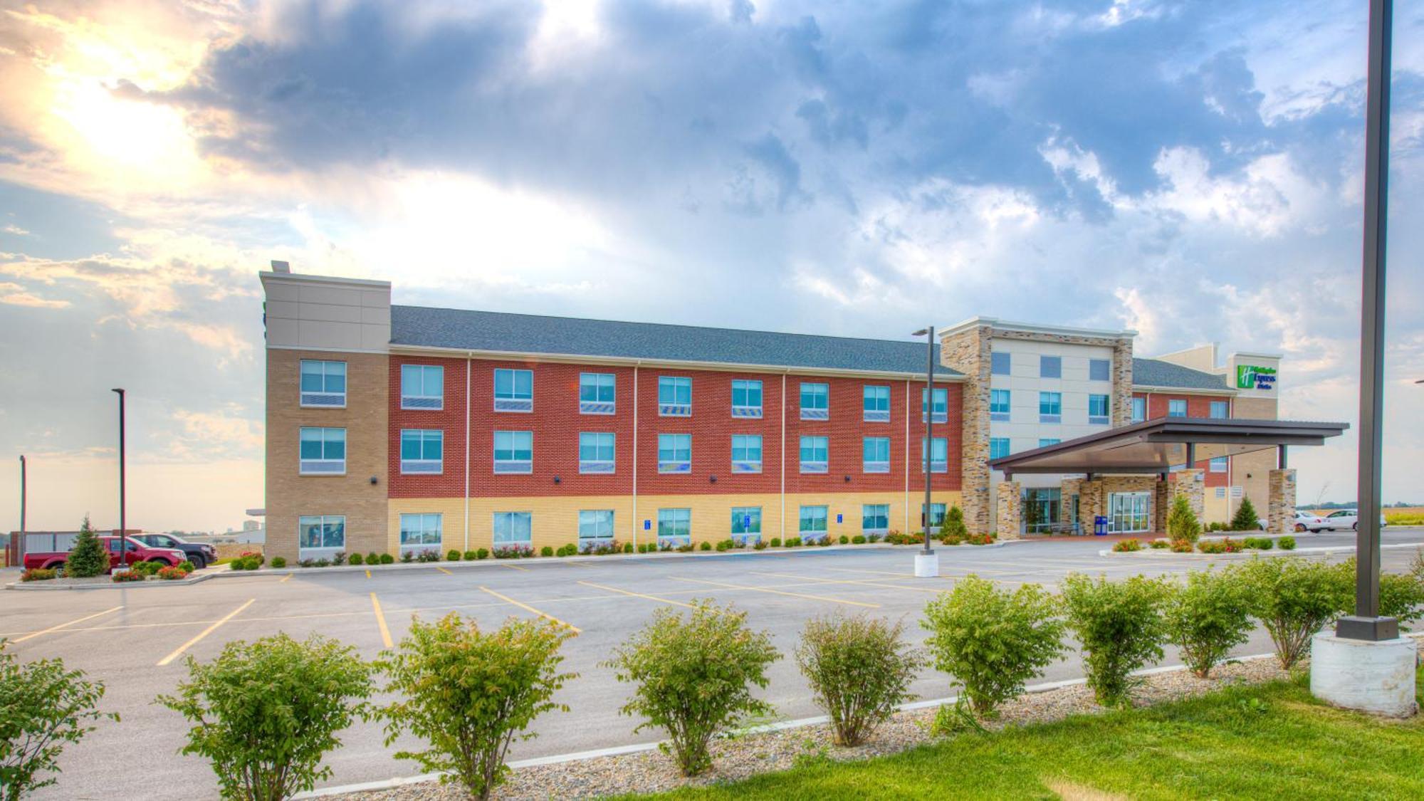 Holiday Inn Express & Suites - Remington By Ihg Exterior foto